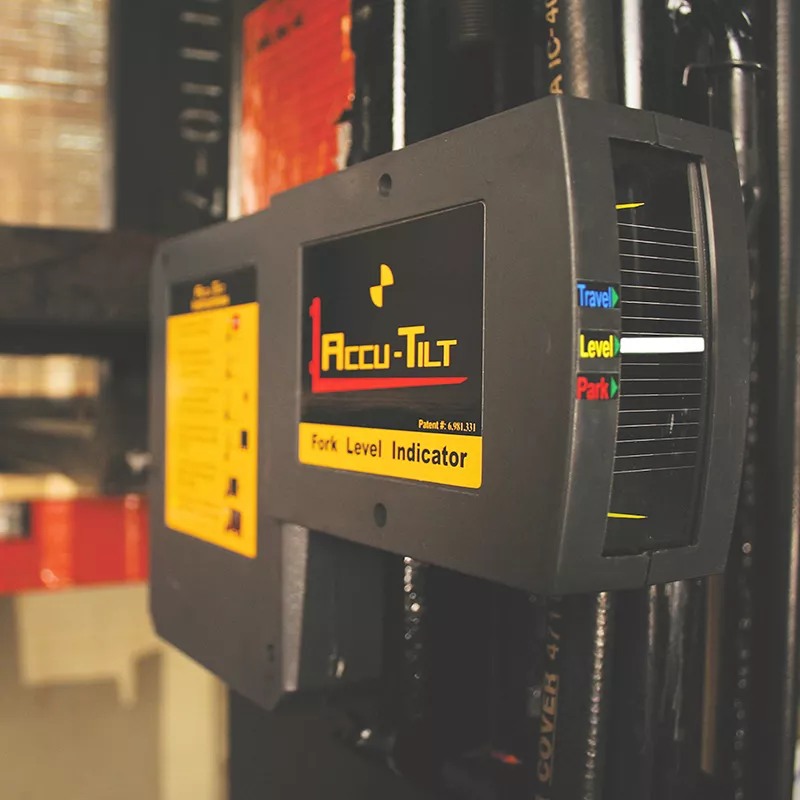 Accu-Tilt forklift level indicator installed on mast with custom Travel, Level, and Park angle stickers for KSA warehouse safety.